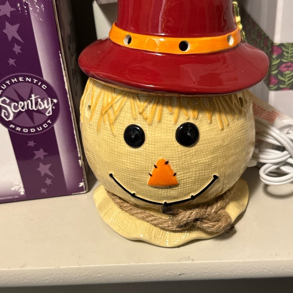 Scentsy Scarecrow Warmer with Red Hat and Orange Nose, New in box